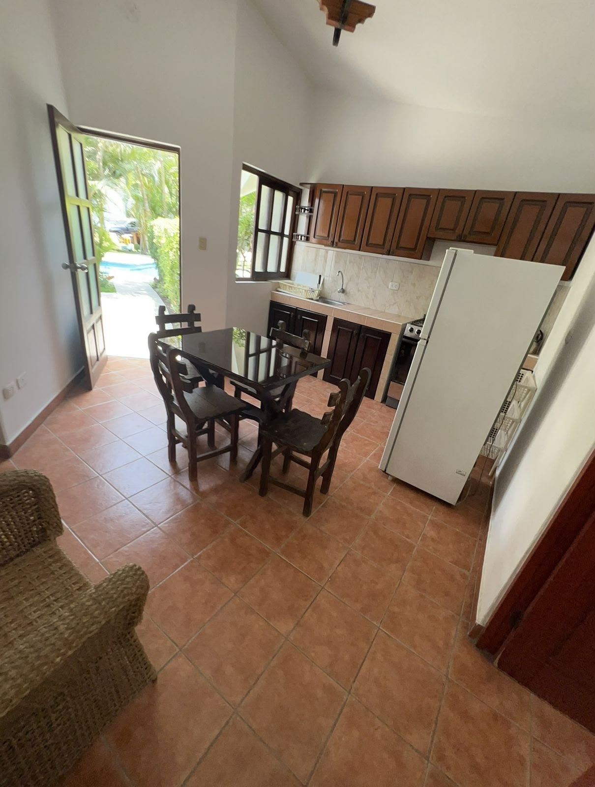 Comedor con vista a jardín bungalow Santa Eulalia